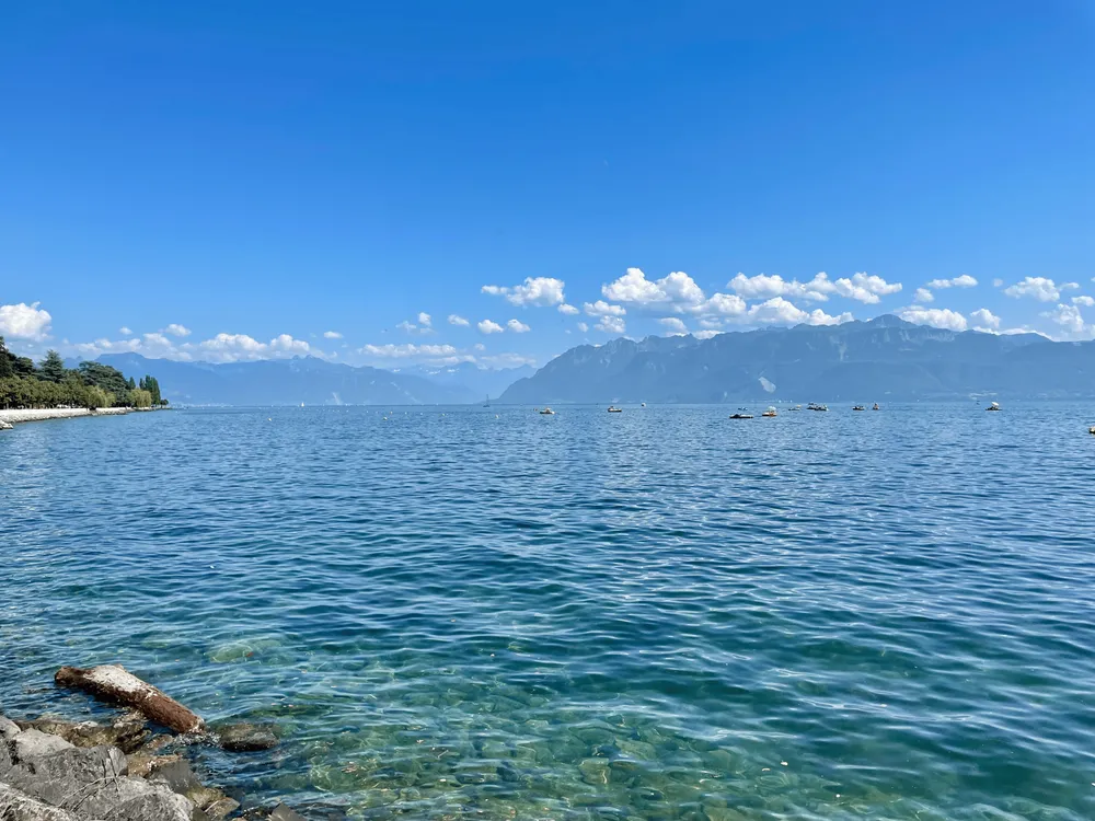 Picture of the Geneva lake, in the city of Lausanne where I currently live